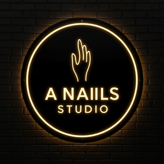 MARCA Estilo nails minimalista en acrilíco dorado.