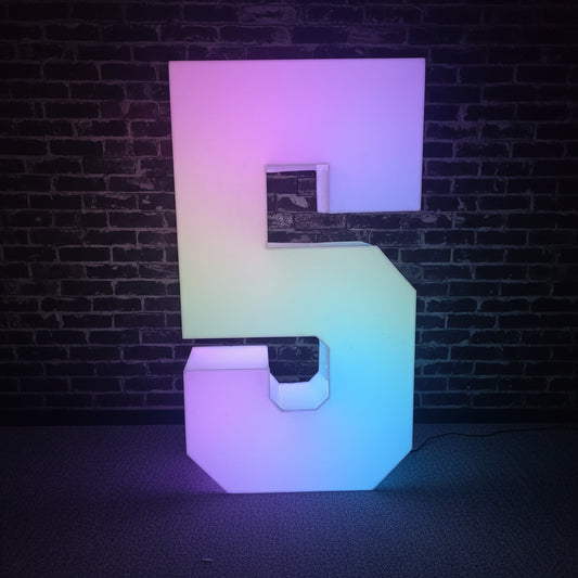 NÚMERO 3D ACRILICO BLANCO, LUZ COLOR PIXEL.