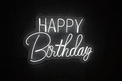 Letrero Happy Birthday en fondo oscuro