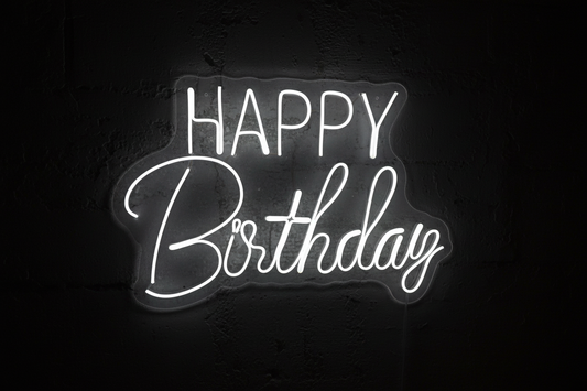 Letrero Happy Birthday en fondo oscuro